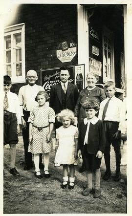 Adrien Vohl et ses enfants au magasin général de Georges Therrien et Laura Julien