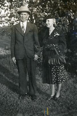Un homme et une femme à l'extérieur