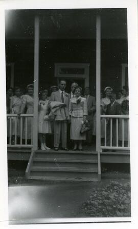 Famille Vohl sur la galerie à l’occasion du mariage de Bernard Vohl et Rolande Gingras