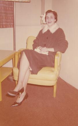 Femme assise sur un fauteuil