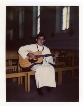 Guy Brassard avec sa guitare dans l’église de Saint-Marc