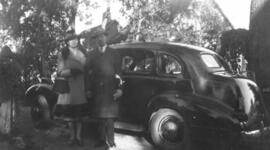 Un homme et une femme près d'une voiture