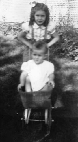 Une fillette avec un bébé