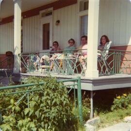 Huguette Naud, Yvonne L’Écuyer, Rolland Vohl sur la gallerie de la maison familiale