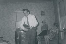 Un homme qui joue de la guitare