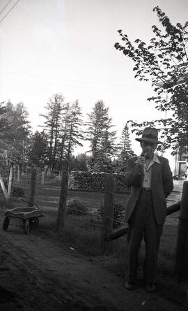 Béland Roméo (professeur) avec une pipe devant maison Arthur Vachon