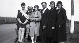 Quatre femmes et deux hommes inconnus