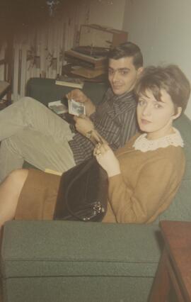 Adultes sur un canapé