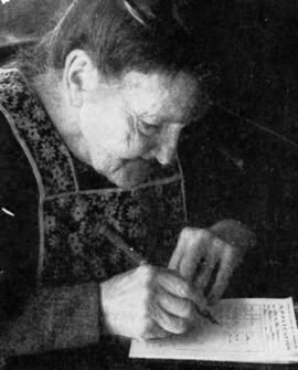 Une vieille femme qui écrit une lettre