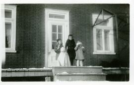 Claudine, Eliette, Fleurette et Irma Vohl devant la maison familiale