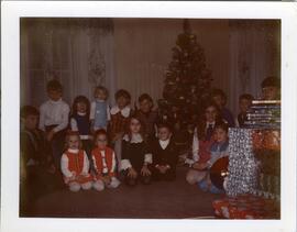 Petits-enfants à Noël chez leurs grands-parents Adrien Vohl et Yvonne L’Écuyer