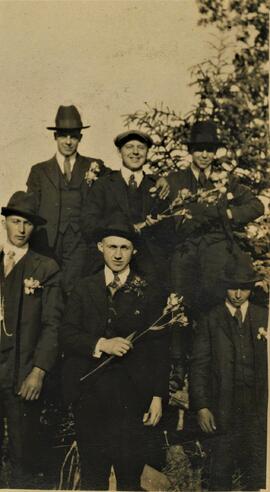 Groupe d'hommes avec Adrien Vohl (au centre avant)