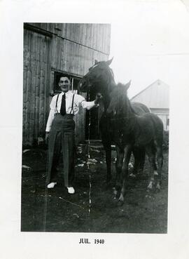 Homme avec les chevaux de Fortunat Vohl devant sa grange