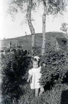 Une fillette dans un jardin