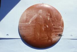 Médaillon - macaron mural avec Edmond Dery et un pêcheur américain