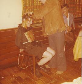 Personne qui se fait casser des oeufs sur la tête