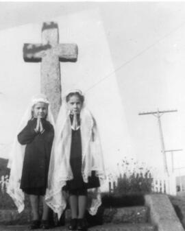 Deux fillettes qui prient devant une croix (probablement Louise)