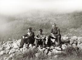 Trois hommes au bord de la rivière