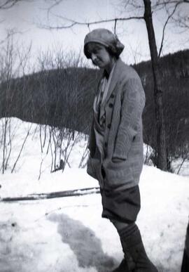 Une femme dans la forêt en hiver