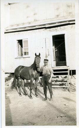 Adrien Vohl avec un cheval
