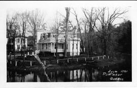 Vue d'une maison au bord de l'eau