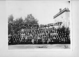 Noces d’argent Collège Saint-Casimir - 1908-1933 - groupe d'hommes photographiés à l'extérieur du Collège par Audet