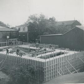 La nouvelle usine en construction à l'avant, lancienne – Les liqueurs Leduc
