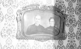 Photo d'un cadre sur mur de tapisserie - portrait d'un couple