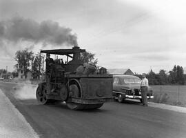Denis avec rouleau pour asphalte - Côte Joyeuse
