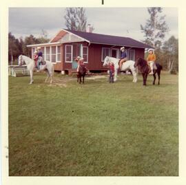 Membres de la famille Vohl en cheval au chalet de Rolland Vohl