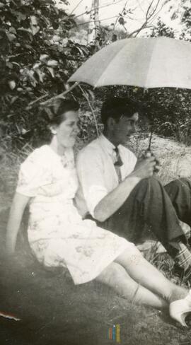 Un homme et une femme sous un parapluie