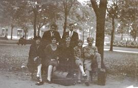 Quatre femmes et trois hommes dans un parc