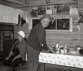 Paradis Ti-Bé et une femme inconnue dans un chalet