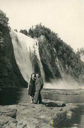 Un homme et une femme devant la chute Montmorency