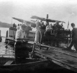 Plusieurs personnes près d'un bateau