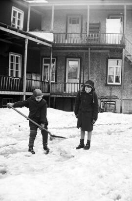 Deux enfants jouent au hockey
