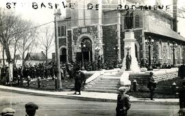 Carte postale de l'église de Saint-Basile - gens sur le perron de l'église