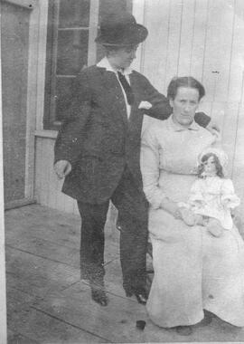 Mini-homme avec un femme et une poupée