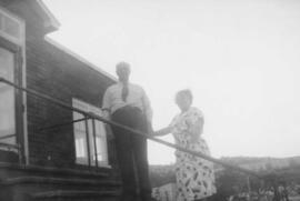 Un homme et une femme près d'une maison