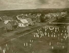 Le cimetière de St-Casimir, vue de l’église – n&b.