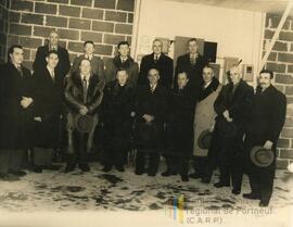 En avant, le quatrième le curé Albert Fortier et à sa droite le maire Lorenzo Lavallé