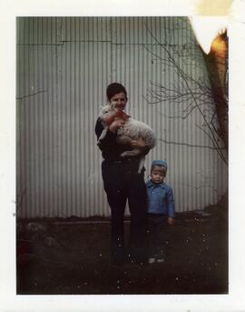 Claudine Vohl et son neveu Jasmin Vohl avec un mouton