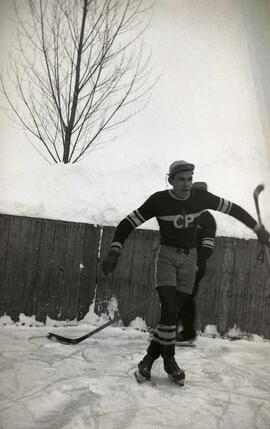 Homme inconnu habillé en joueur d'hockey