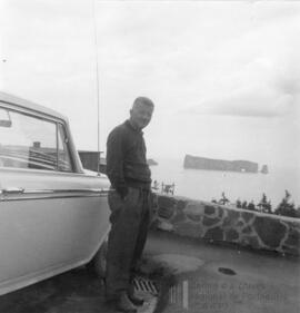 Jean-Blaise Tessier à coté d’une voiture devant le rocher percé