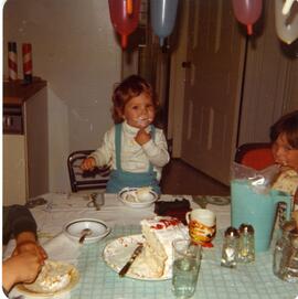 Rémy Vohl avec son neveu Louis-David Vohl-Julien dans sa maison