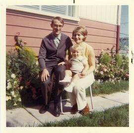 Rémy Vohl, Claire Julien et leur fils Jasmin à l’extérieur de la maison familiale Vohl