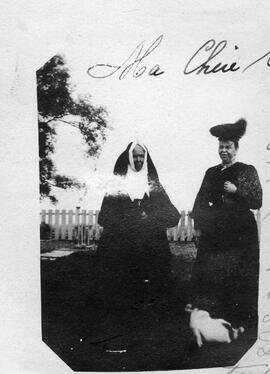 Une religieuse et une femme inconnue