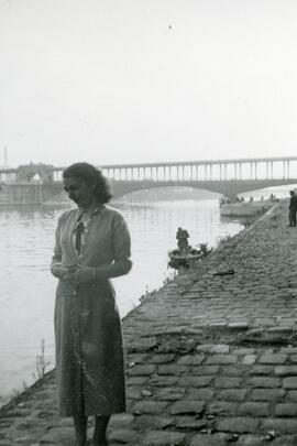Femme près de la Seine