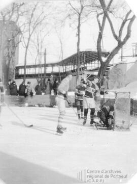 Partie de hockey en extérieur