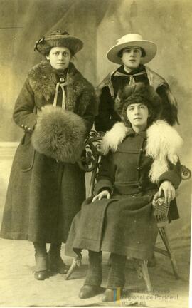Trois femmes élégantes avec parures de fourrure